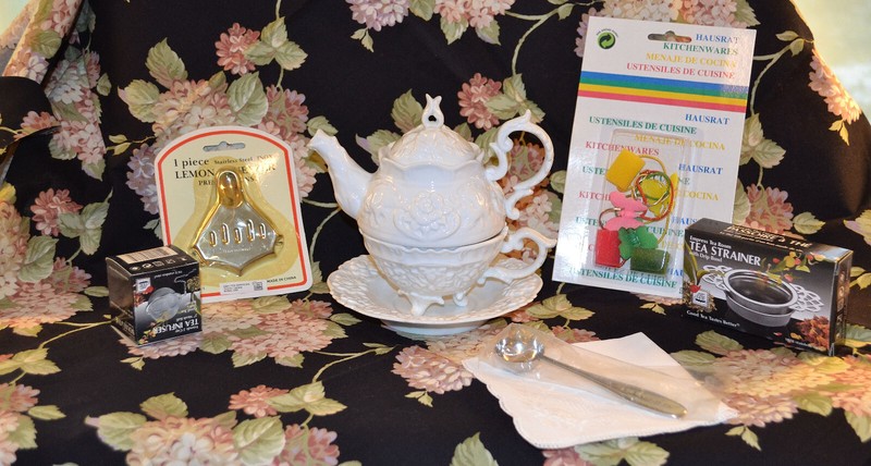 Porcelain Tea for One – Pot, Cup Saucer + with 4 Accessories