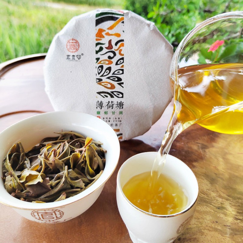 200g Spring Tea Yi Wu Mint Pond Ancient Tree Tea 2021 Raw Tea Pu'er Tea Cake gallery